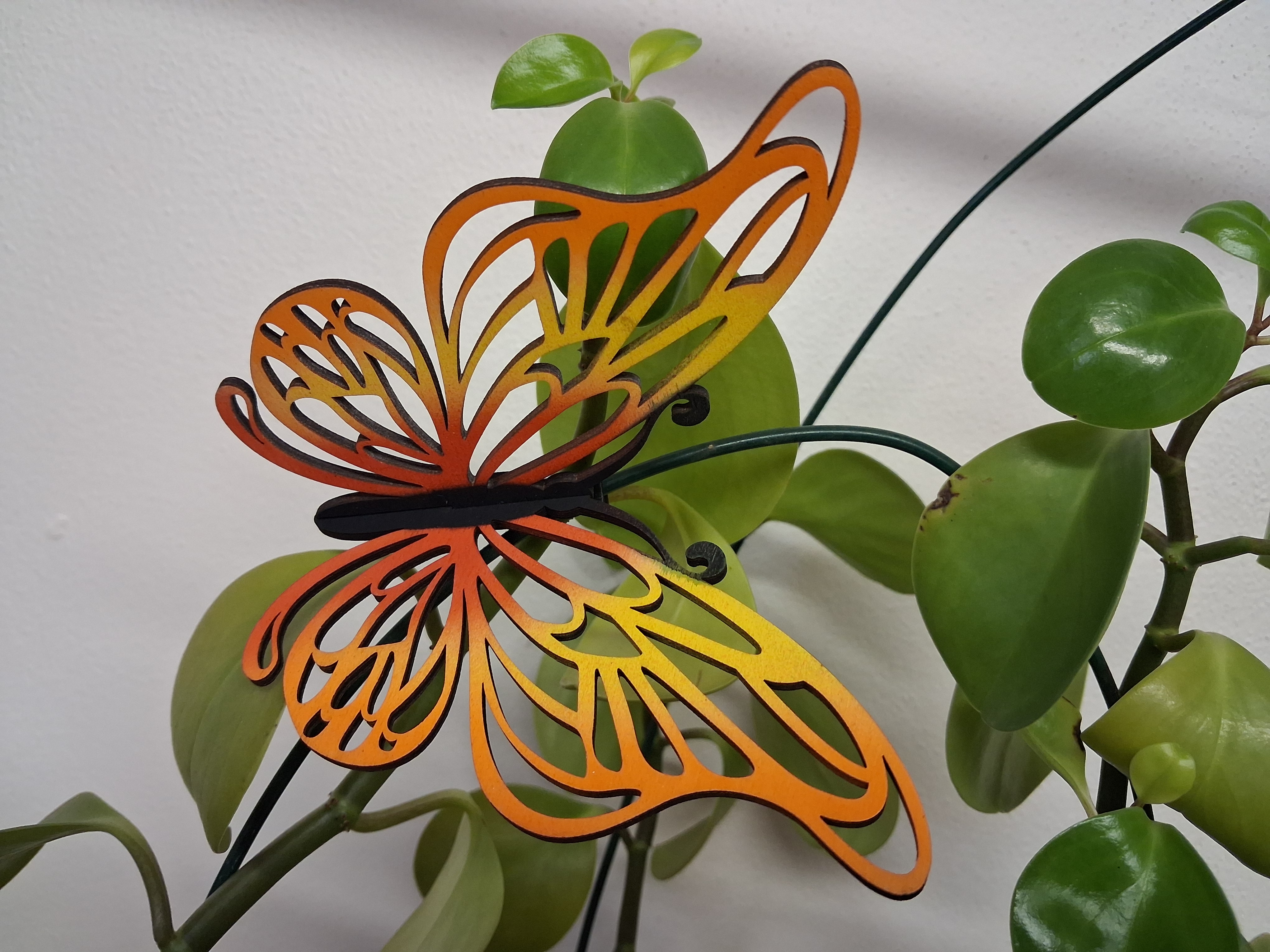 Designový dřevěný motýl Airbrush – Barevná symfonie - červená - varianta 4