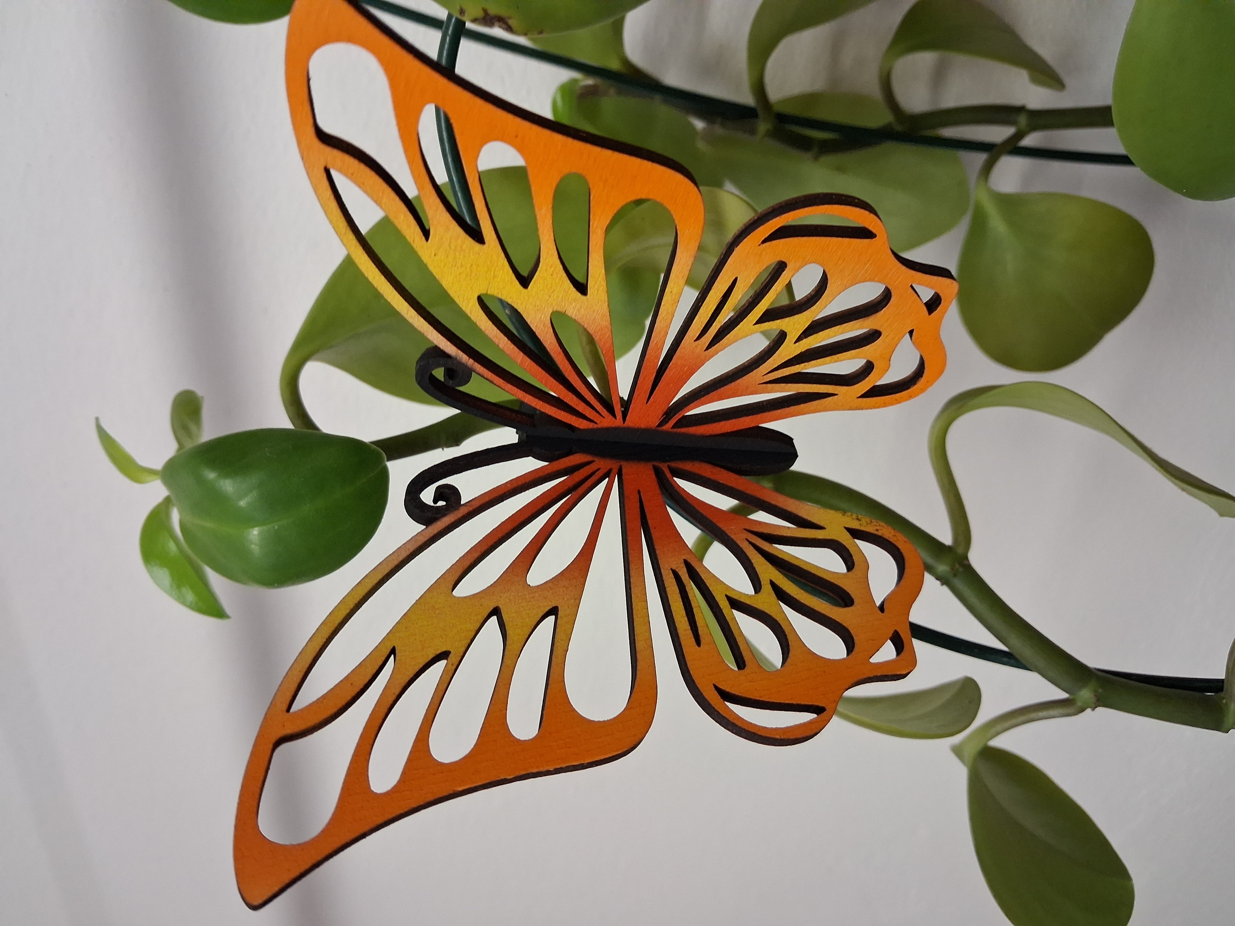 Designový dřevěný motýl Airbrush – Barevná symfonie - červená - varianta 2
