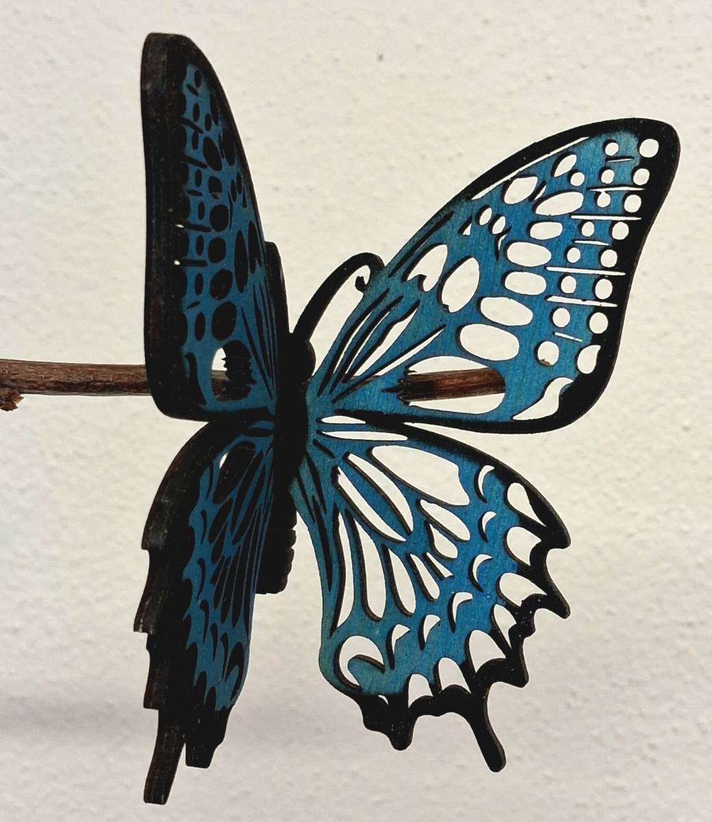 Designový dřevěný motýl Airbrush -MINI černý lem modrá - varianta 5