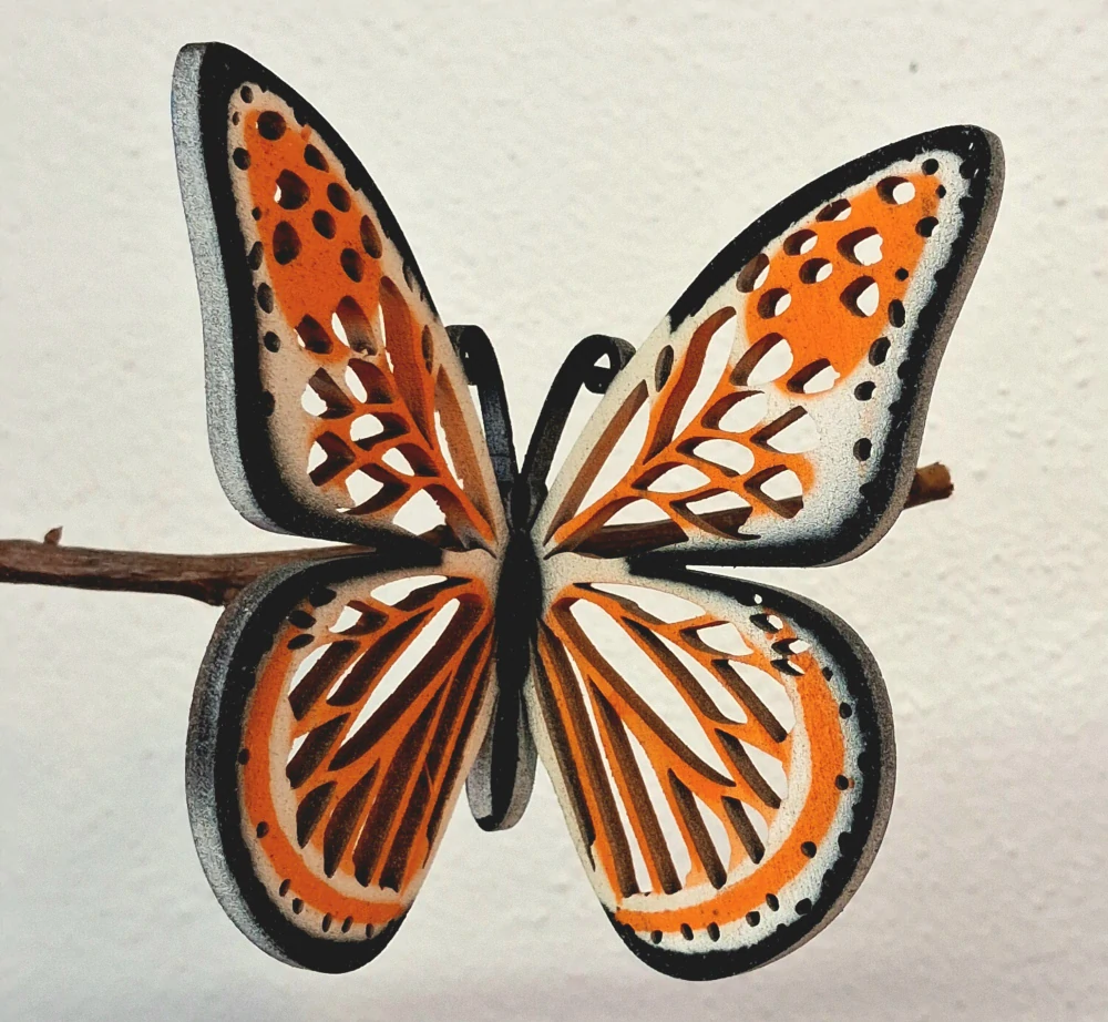 Designový dřevěný motýl Airbrush - MINI černý lem bílo-oranžová - varianta 6