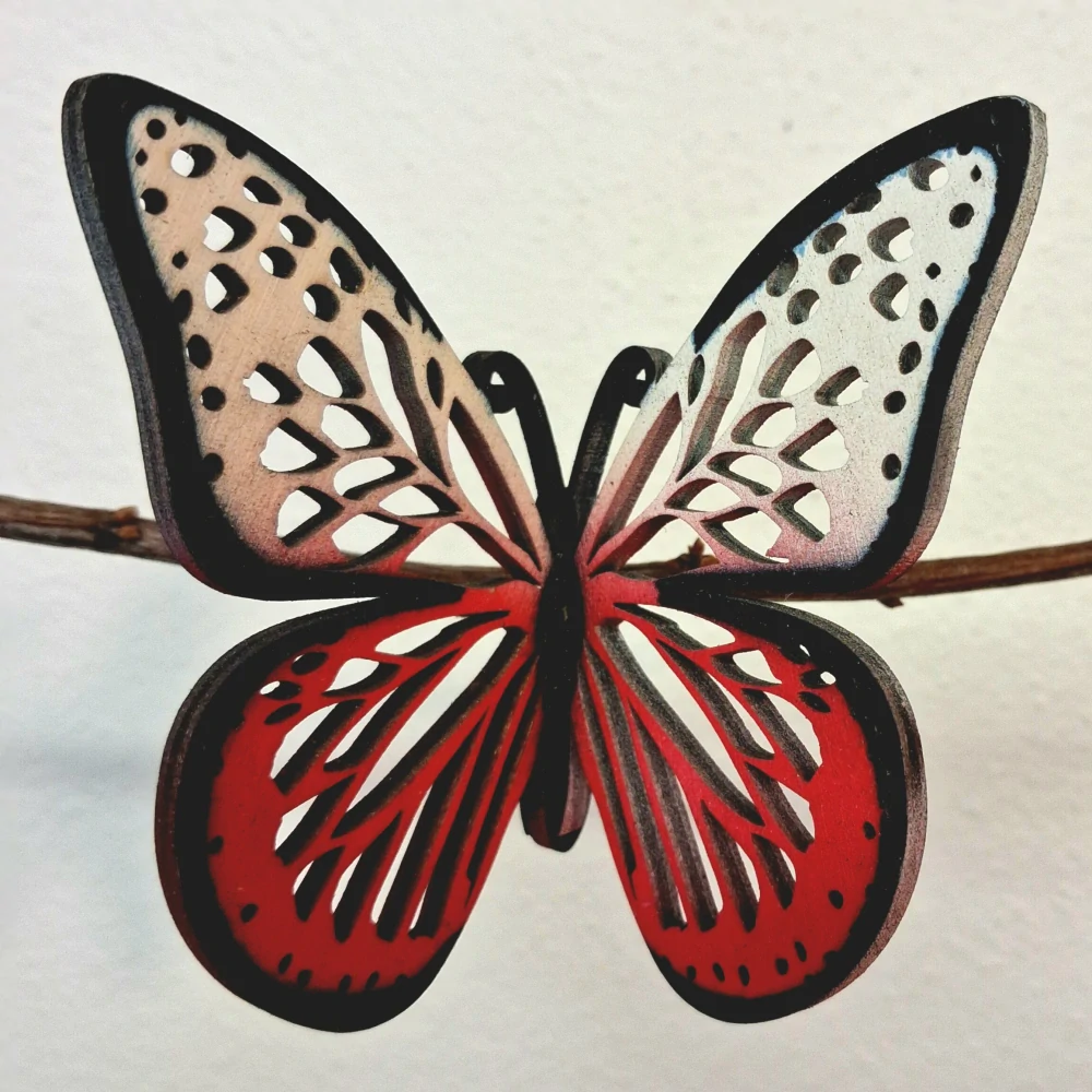 Designový dřevěný motýl Airbrush - MINI černý lem červená/bílá - varianta 6