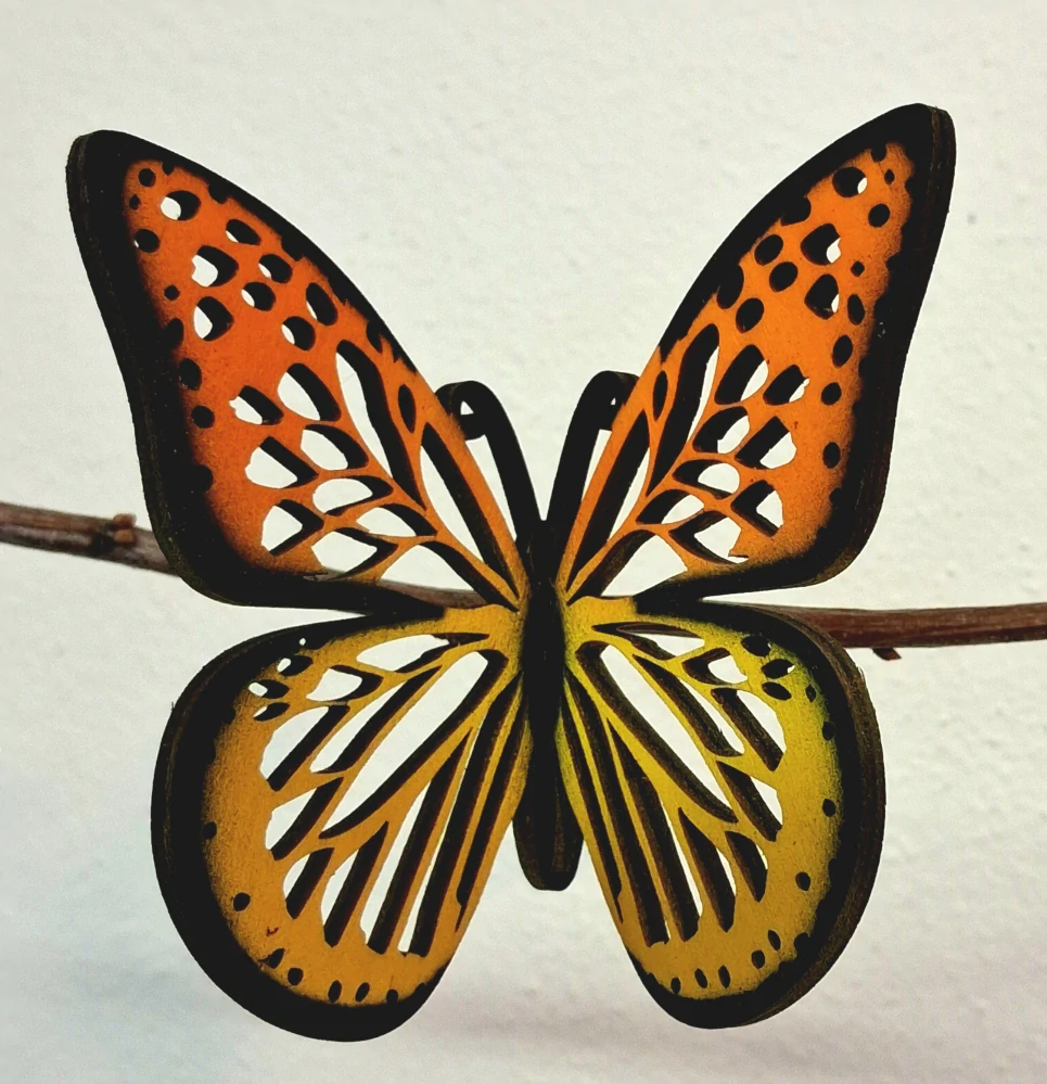 Designový dřevěný motýl Airbrush - MINI černý lem žlutá/oranžová - varianta 6
