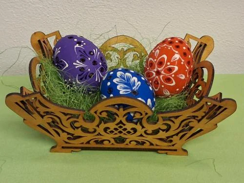 Vyřezávaný dřevěný košík na vajíčka se šelakovým finišem