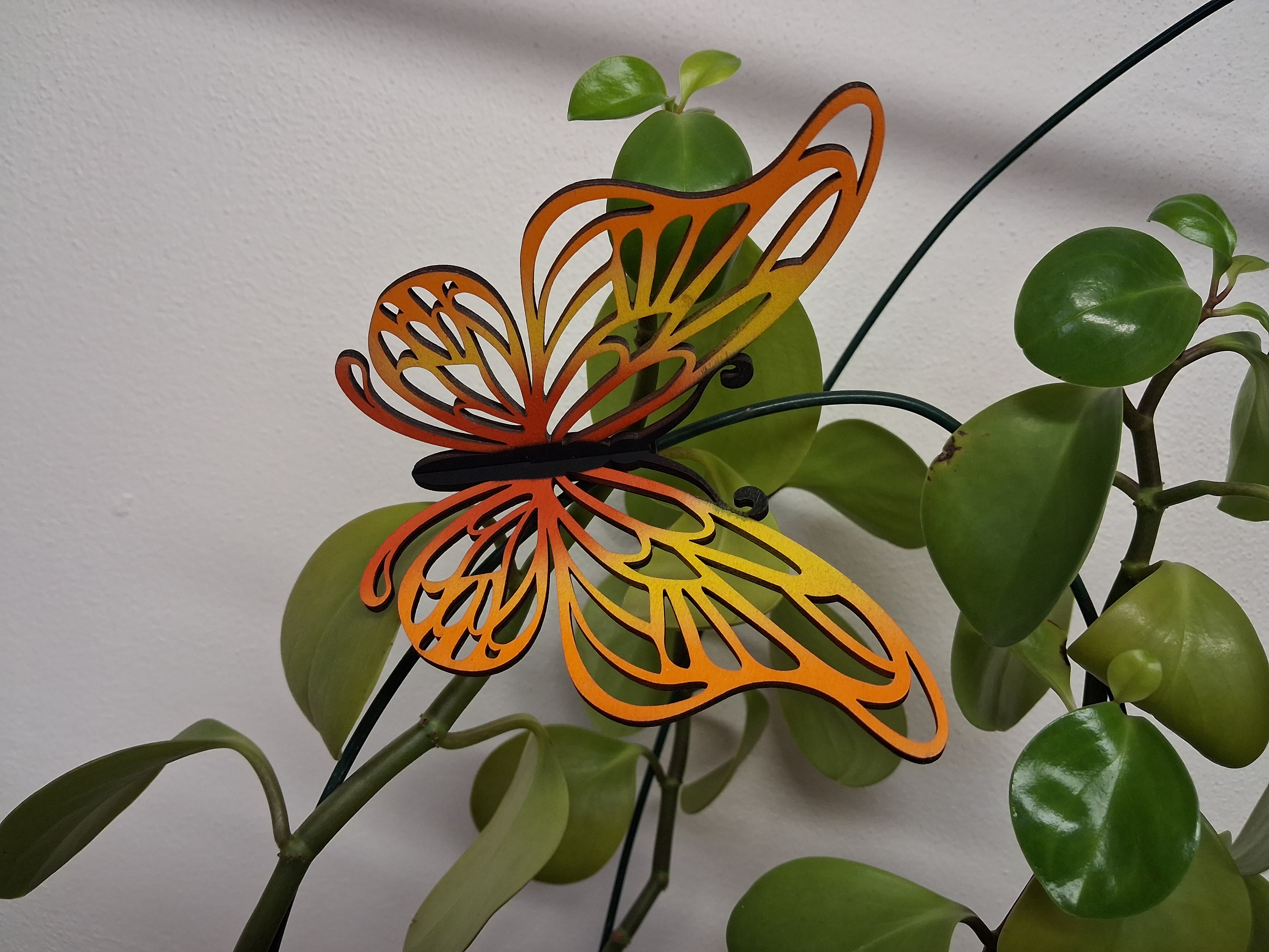 Designový dřevěný motýl Airbrush – Barevná symfonie - červená - varianta 4