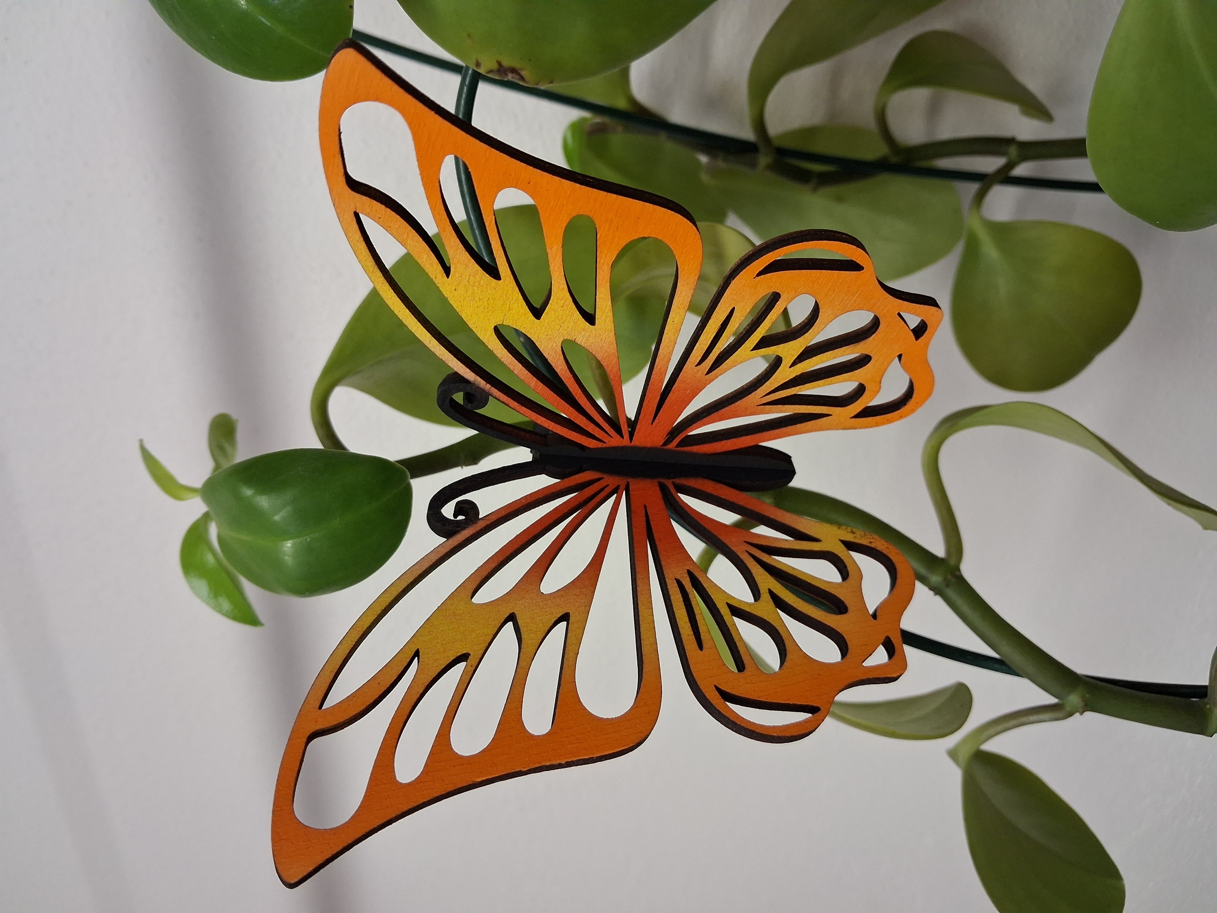 Designový dřevěný motýl Airbrush – Barevná symfonie - červená - varianta 2