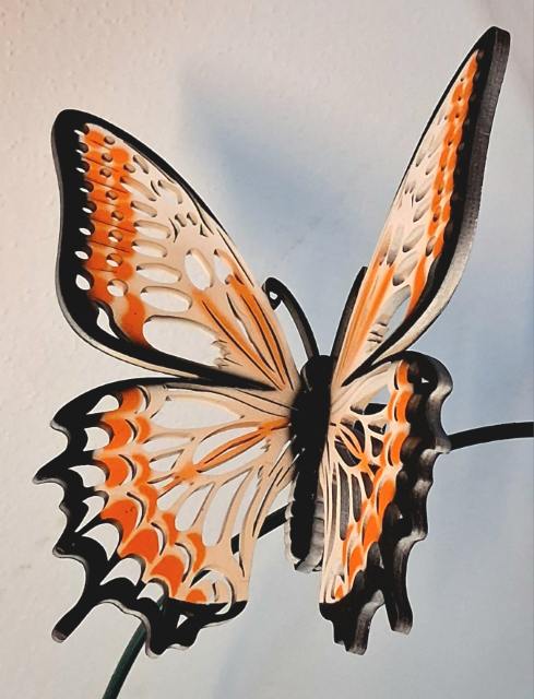 designový dřevěný motýl Airbrush černý lem bílo-oranžová varianta 5