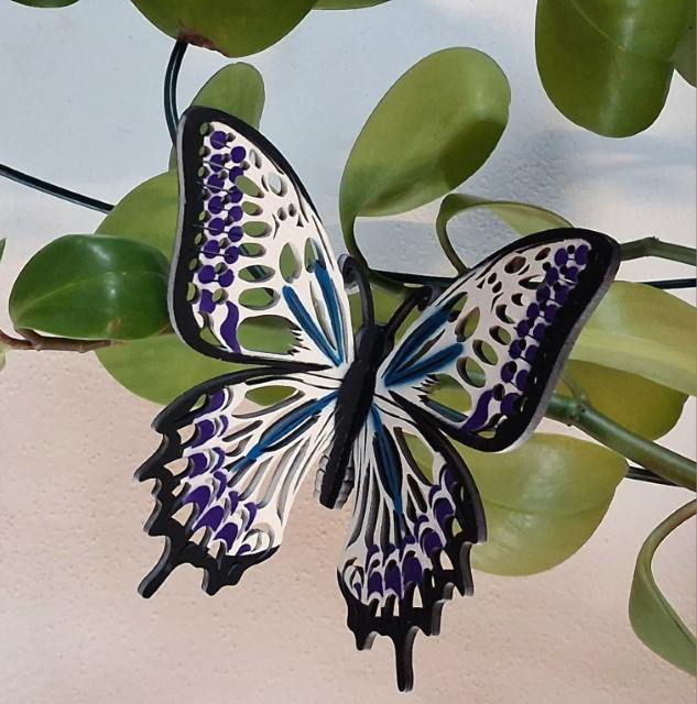 Designový dřevěný motýl Airbrush černý lem bílo-modro-fialová varianta 5