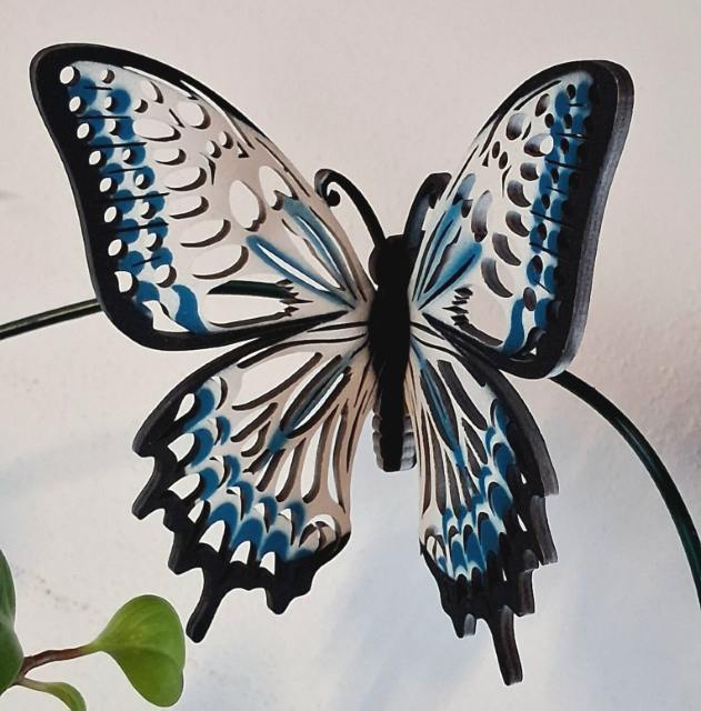 Designový dřevěný motýl Airbrush černý lem bílo-modrá varianta 5