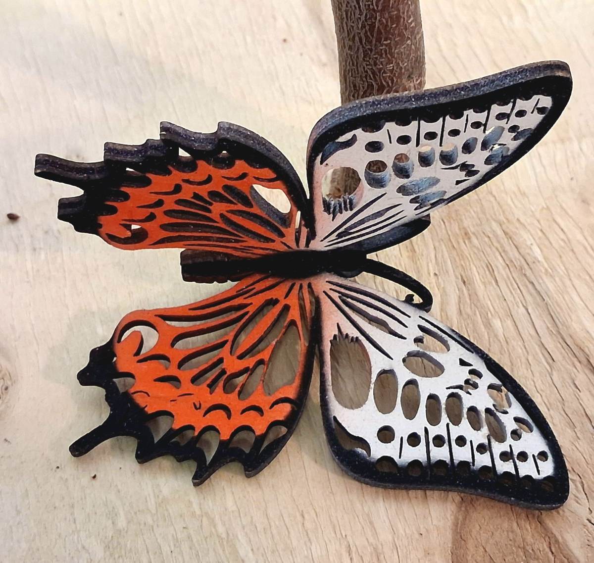 Designový dřevěný motýl Airbrush -MINI černý lem červená/bílá - varianta 5