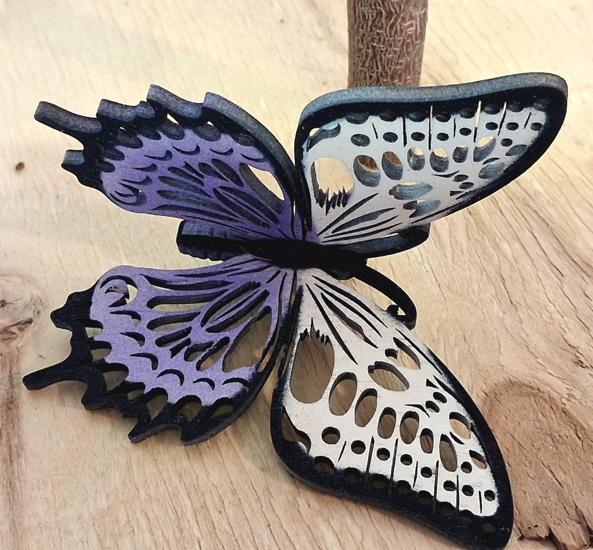 Designový dřevěný motýl Airbrush - MINI černý lem metalická fialová/bílá - varianta 5