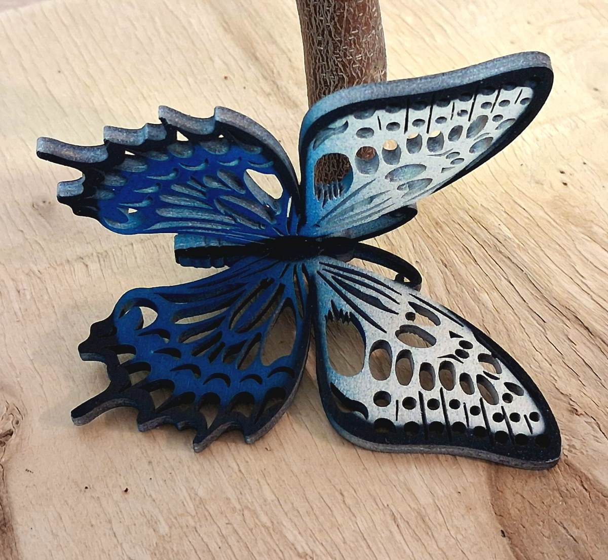 Designový dřevěný motýl Airbrush - MINI černý lem modrá/bílá - varianta 5