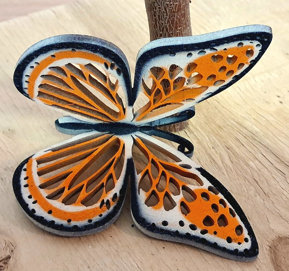 Designový dřevěný motýl Airbrush - MINI černý lem bílo-oranžová - varianta 6