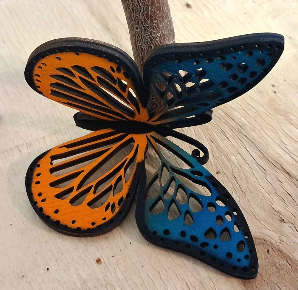 Designový dřevěný motýl Airbrush - MINI černý lem oranžová/modrá - varianta 6