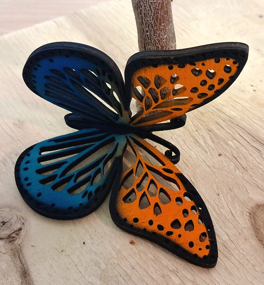 Designový dřevěný motýl Airbrush - MINI černý lem modrá/oranžová - varianta 6