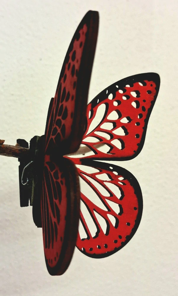 Designový dřevěný motýl Airbrush - MINI černý lem purpurová - varianta 6