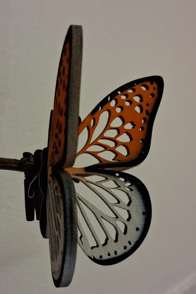Designový dřevěný motýl Airbrush - MINI černý lem bílá/oranžová - varianta 6