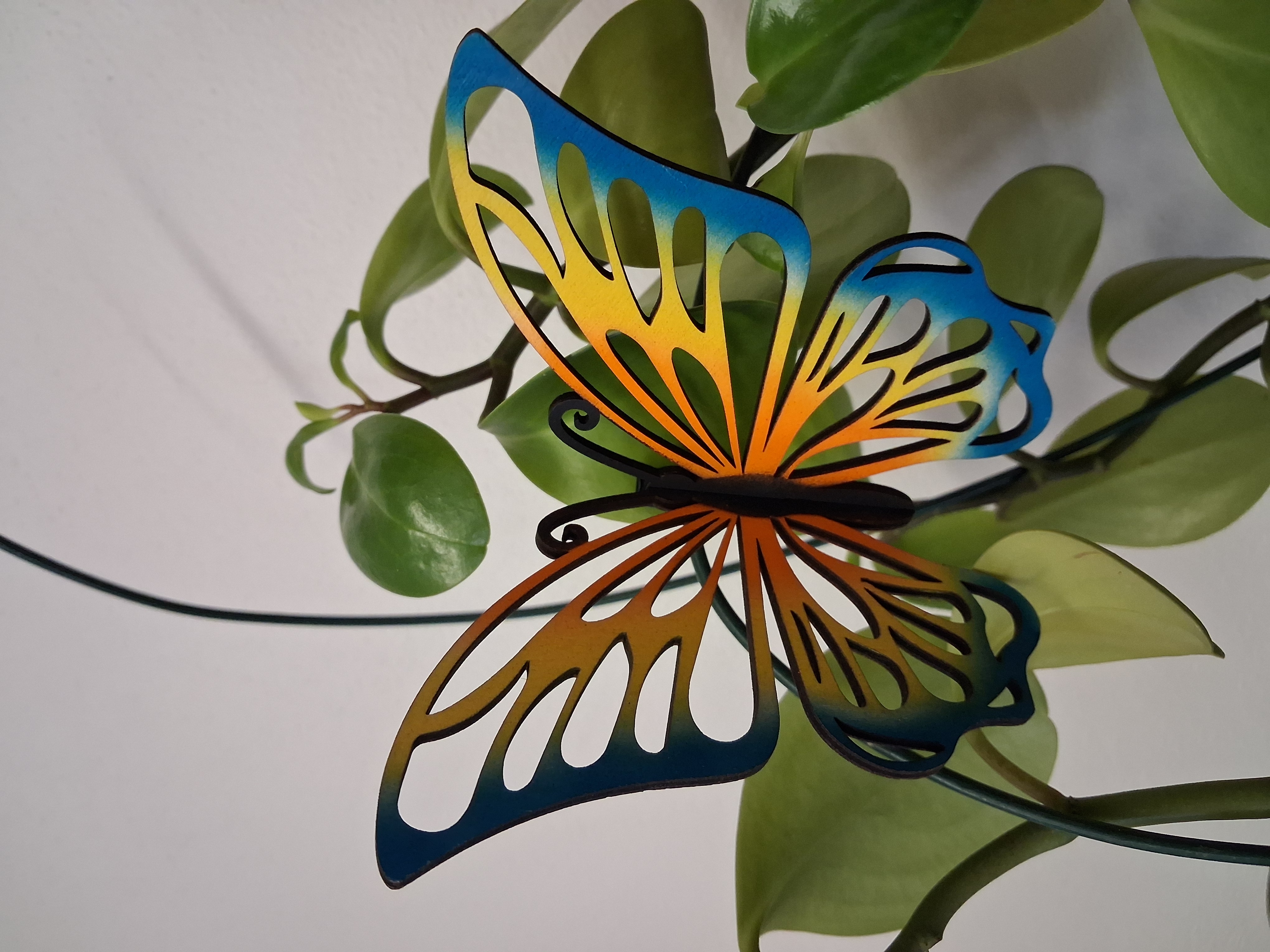 Designový dřevěný motýl Airbrush – Barevná symfonie - modrá - varianta 2