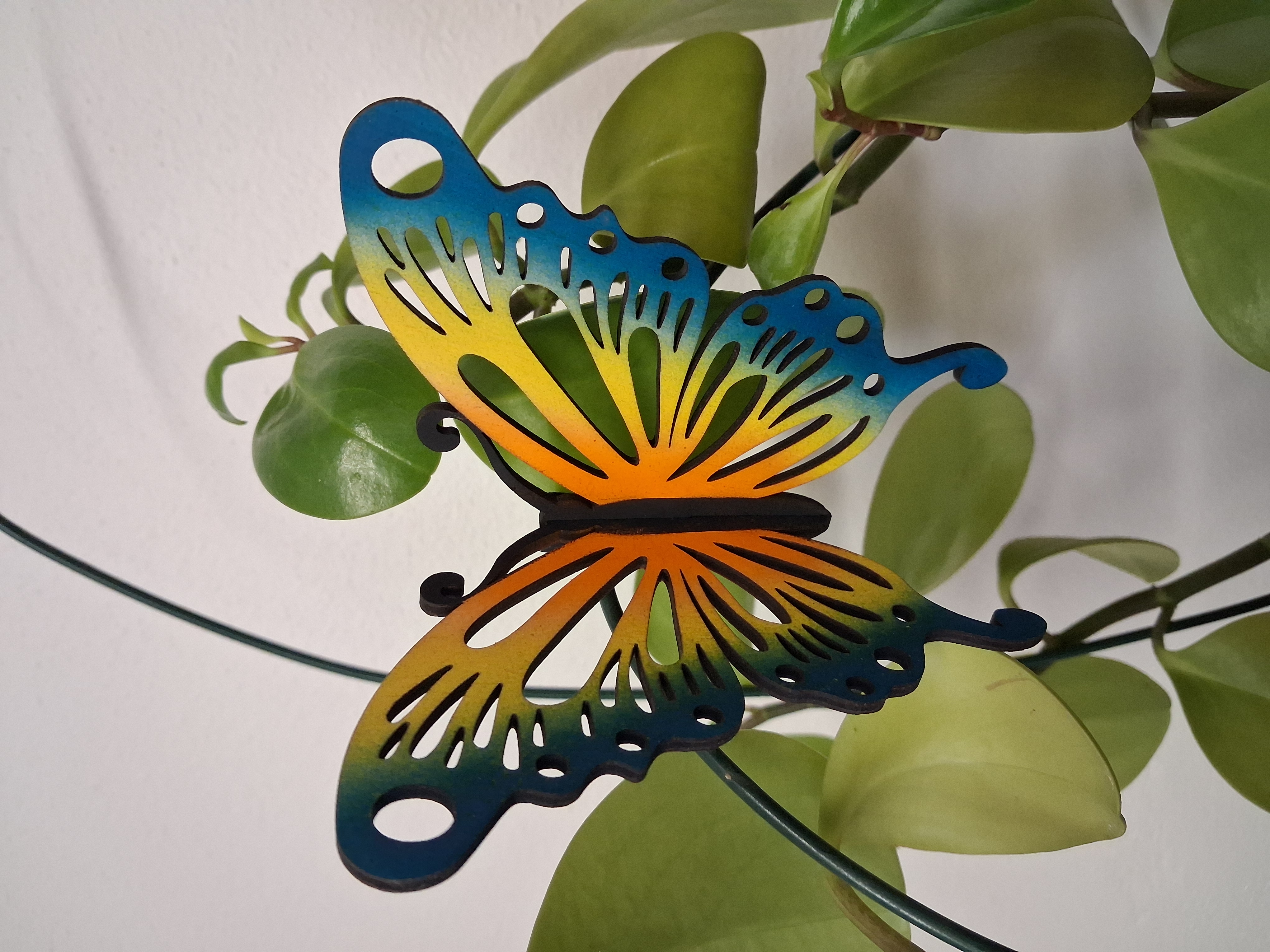 Designový dřevěný motýl Airbrush – Barevná symfonie - modrá - varianta 1