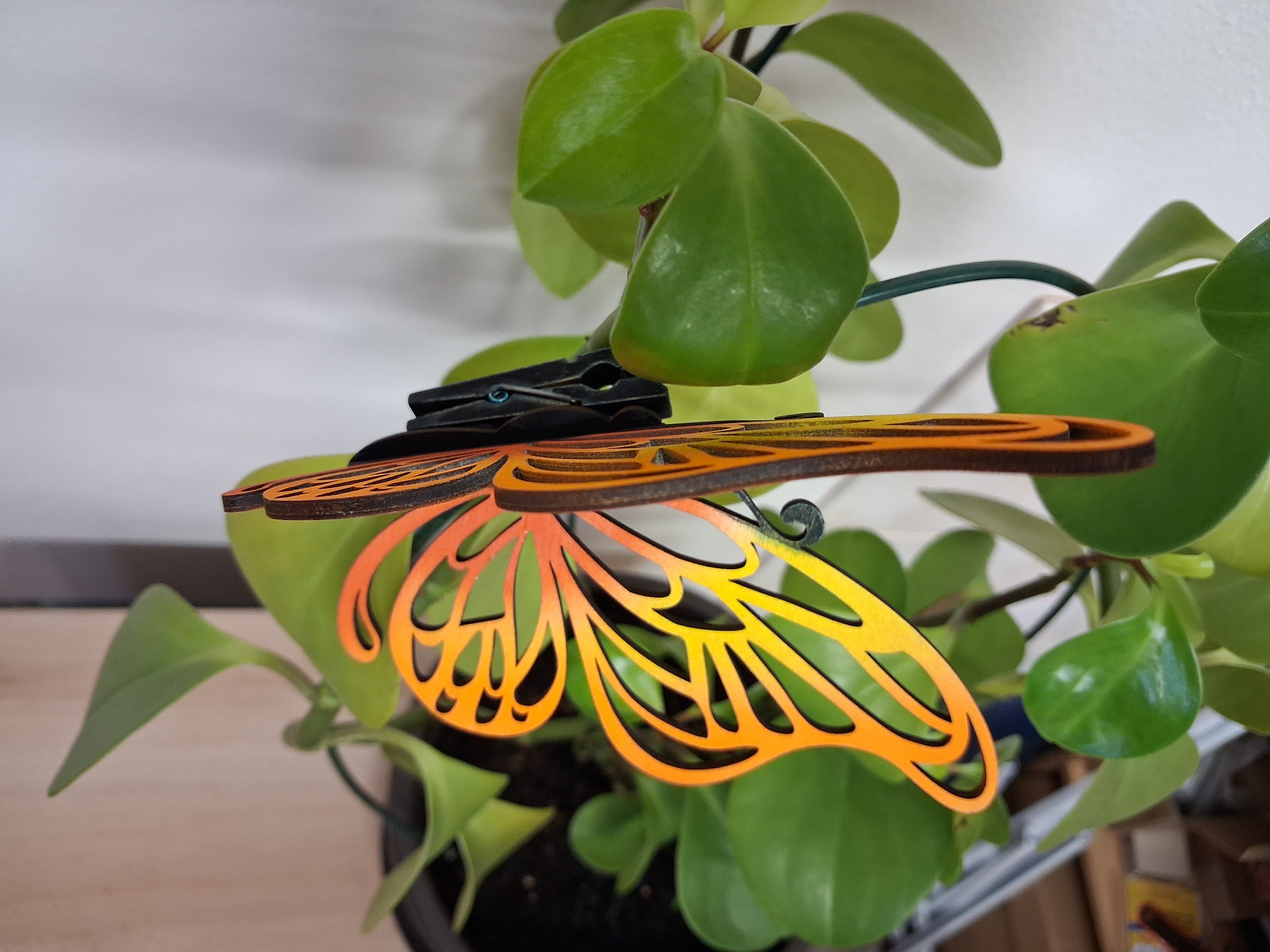 Designový dřevěný motýl Airbrush – Barevná symfonie - červená - varianta 4