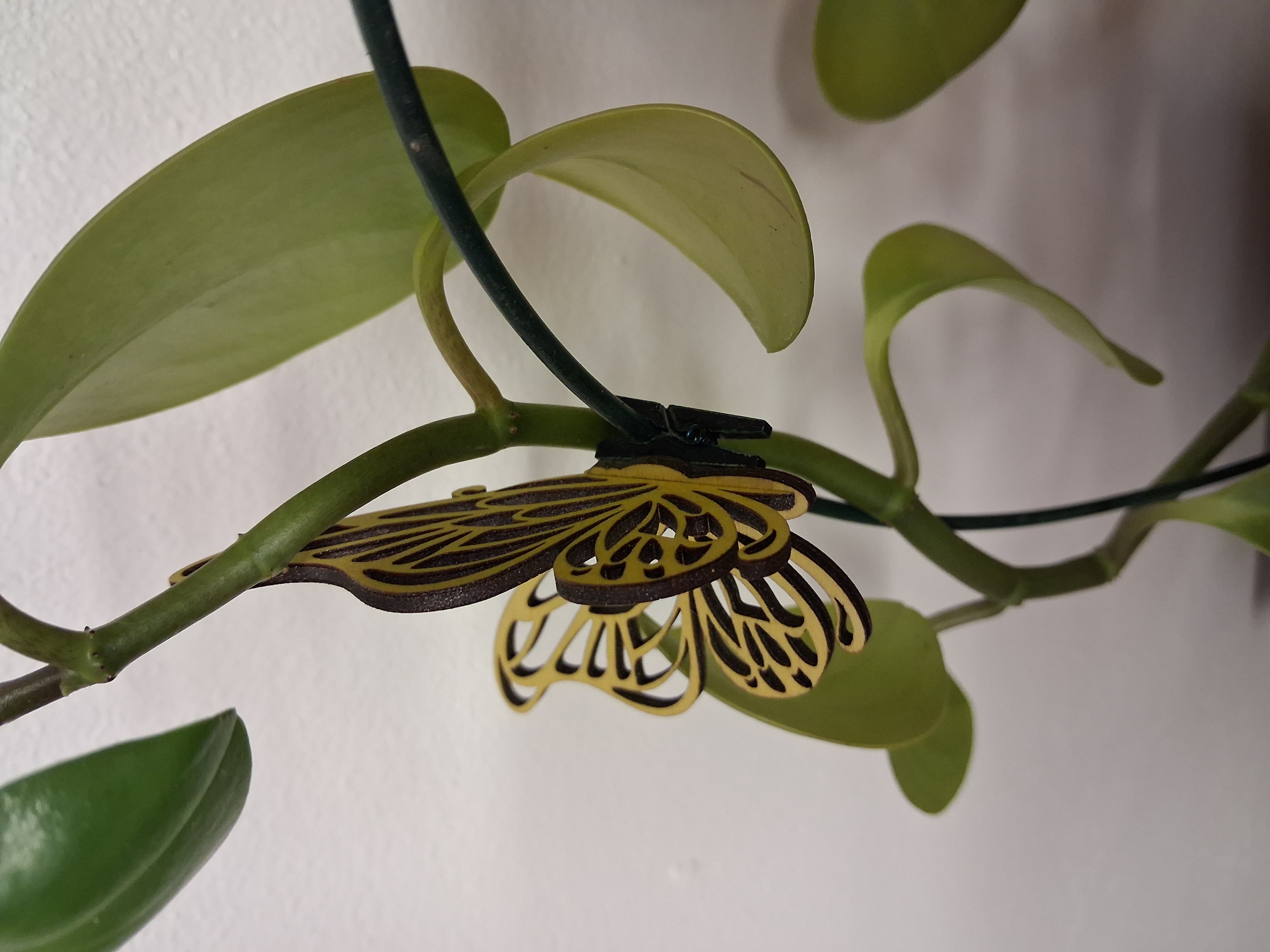 💜 Metalický dřevěný motýl s kolíčkem – Mini Edice žlutý - varianta 4