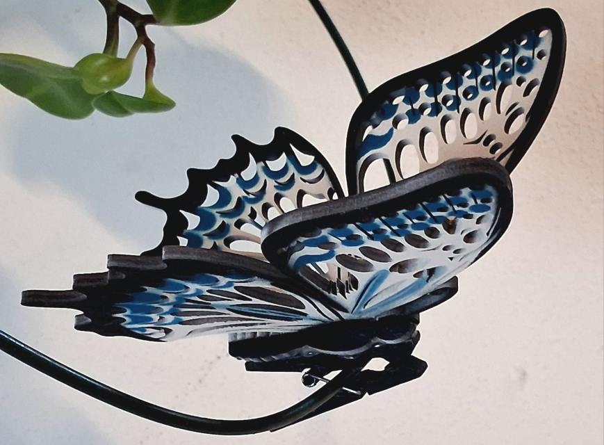 Designový dřevěný motýl Airbrush černý lem bílo-modrá varianta 5