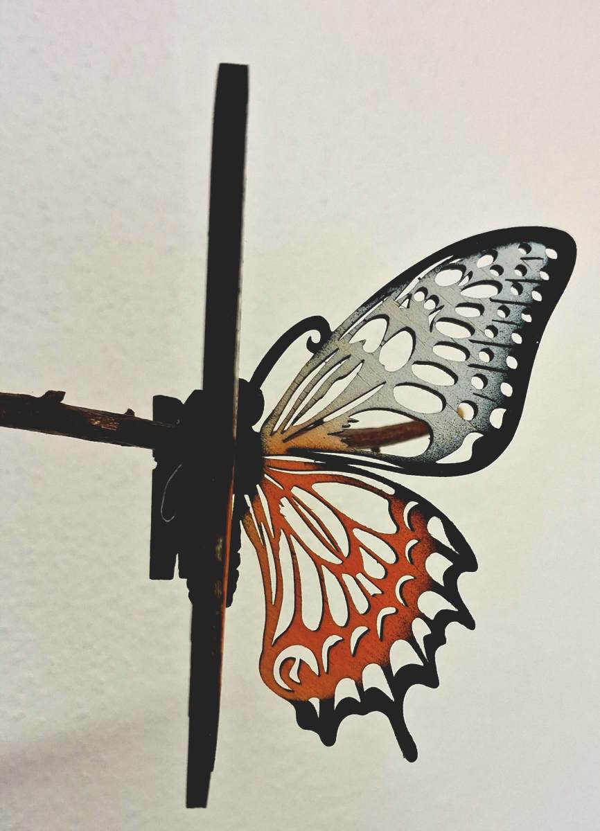 Designový dřevěný motýl Airbrush - MINI černý lem oranžová/bílá - varianta 5