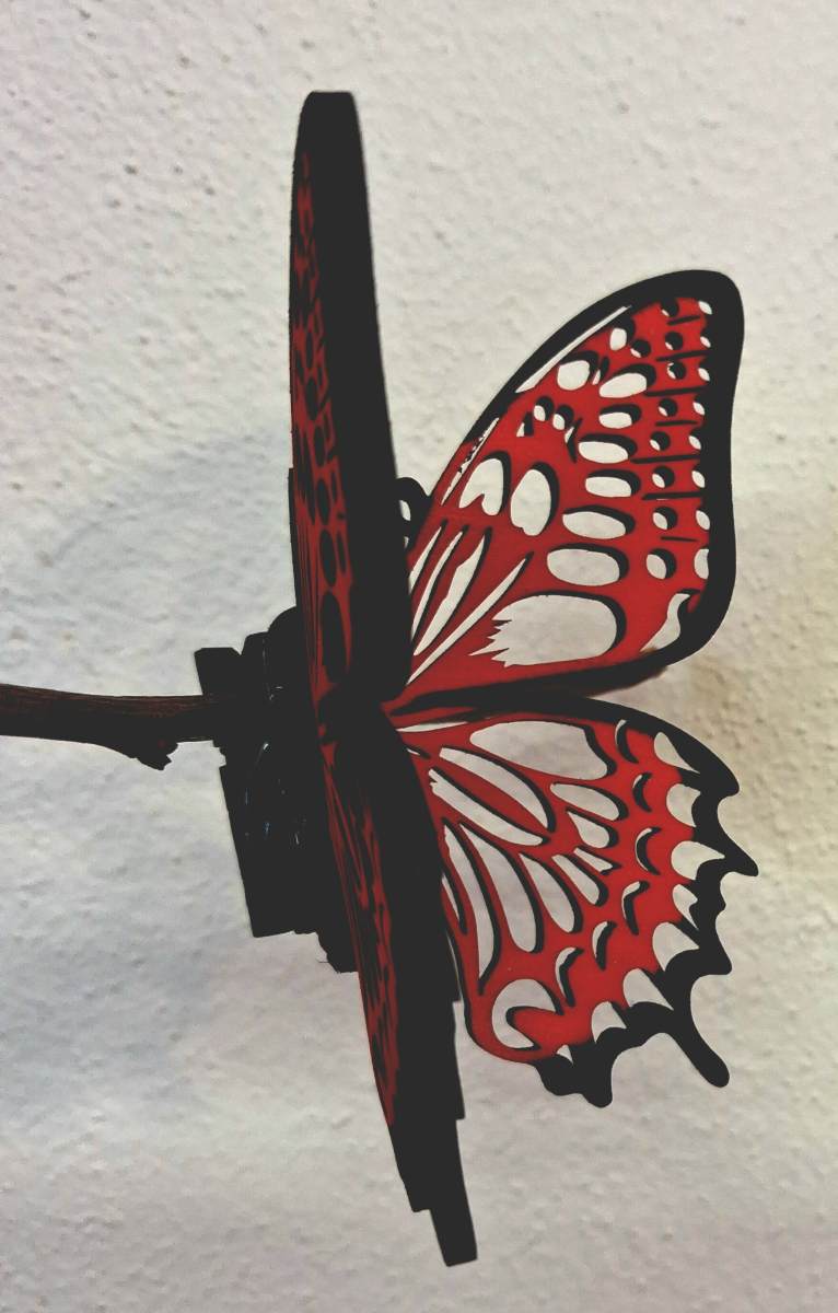 Designový dřevěný motýl Airbrush - MINI černý lem červená - varianta 5