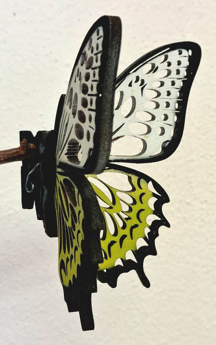 Designový dřevěný motýl Airbrush - MINI černý lem limetka/bílá - varianta 5