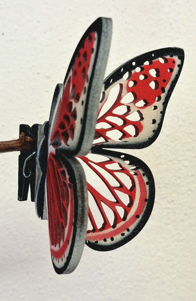 Designový dřevěný motýl Airbrush - MINI černý lem bílo-červená- varianta 6