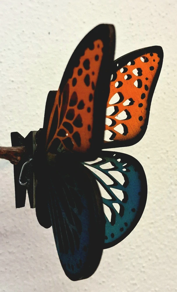 Designový dřevěný motýl Airbrush - MINI černý lem modrá/oranžová - varianta 6