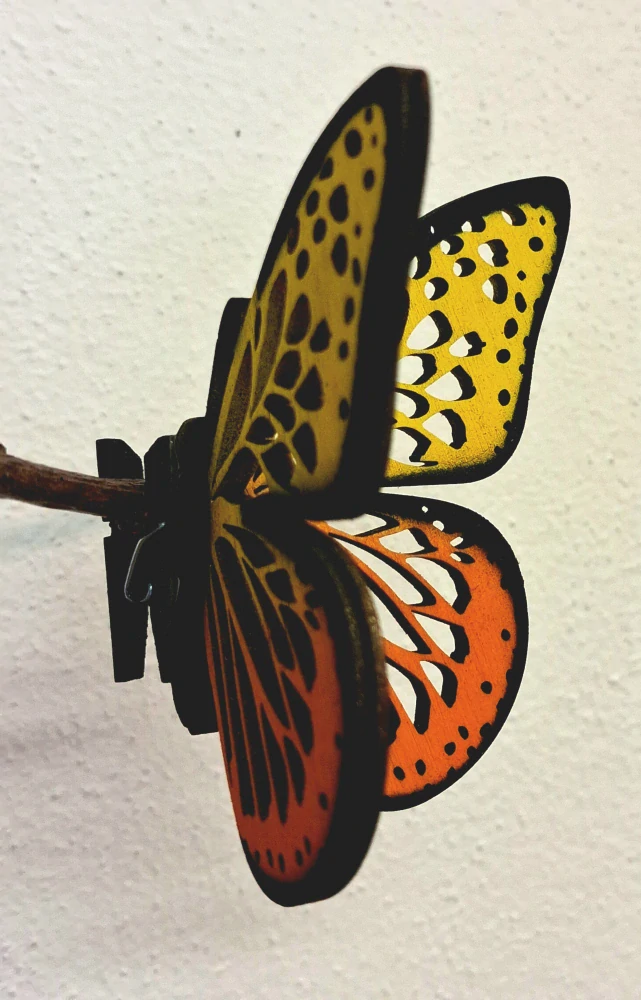Designový dřevěný motýl Airbrush - MINI černý lem oranžová/žlutá - varianta 6