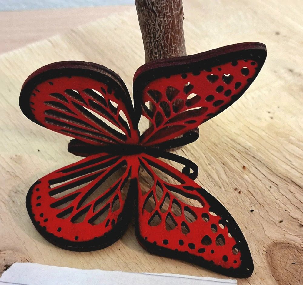 Designový dřevěný motýl Airbrush - MINI černý lem purpurová - varianta 6