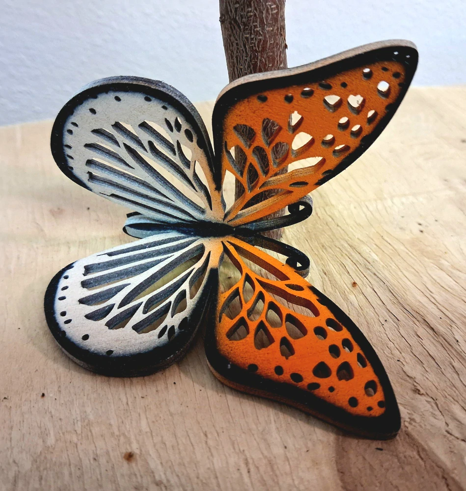 Designový dřevěný motýl Airbrush - MINI černý lem bílá/oranžová - varianta 6