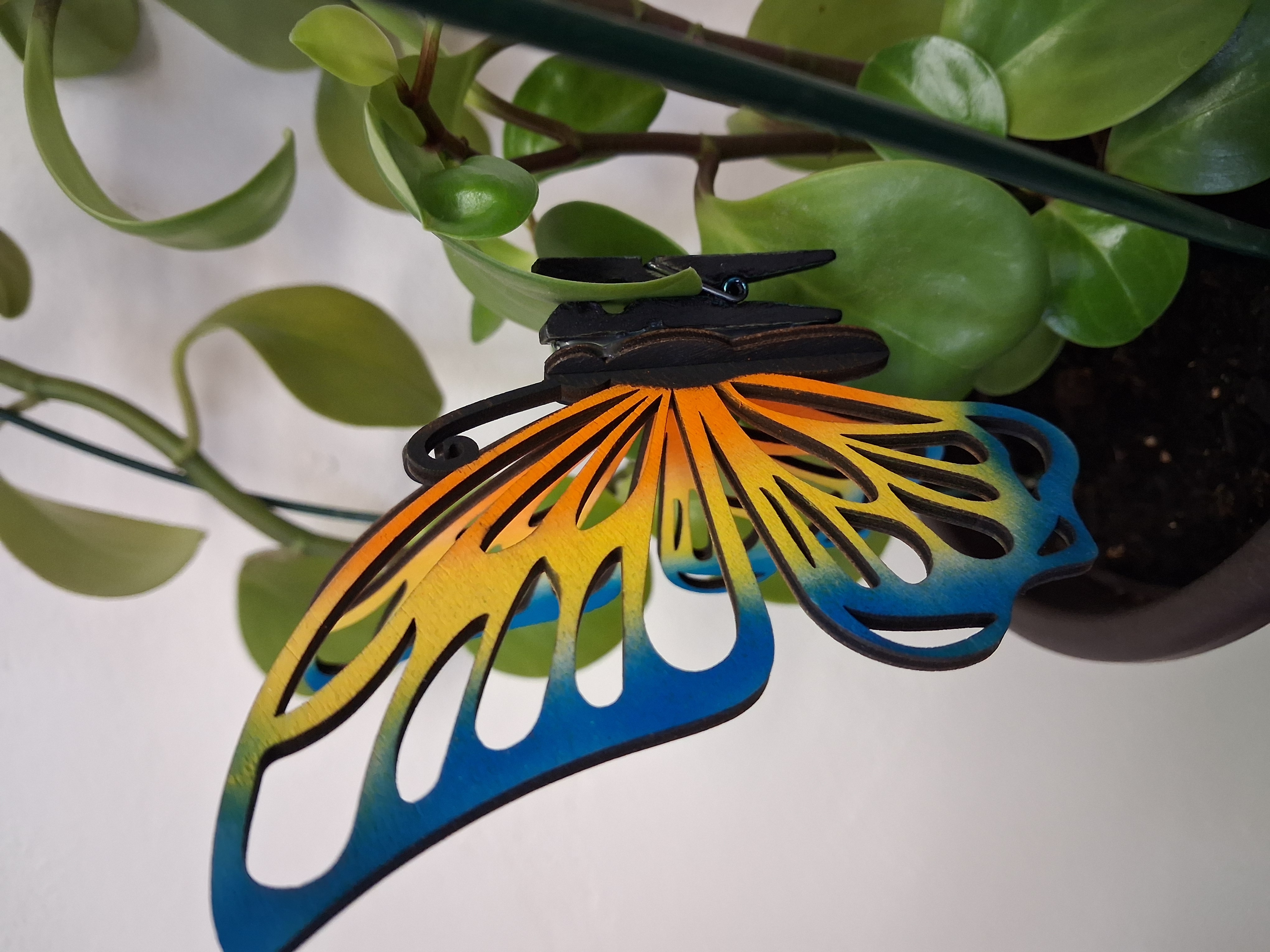 Designový dřevěný motýl Airbrush – Barevná symfonie - modrá - varianta 2