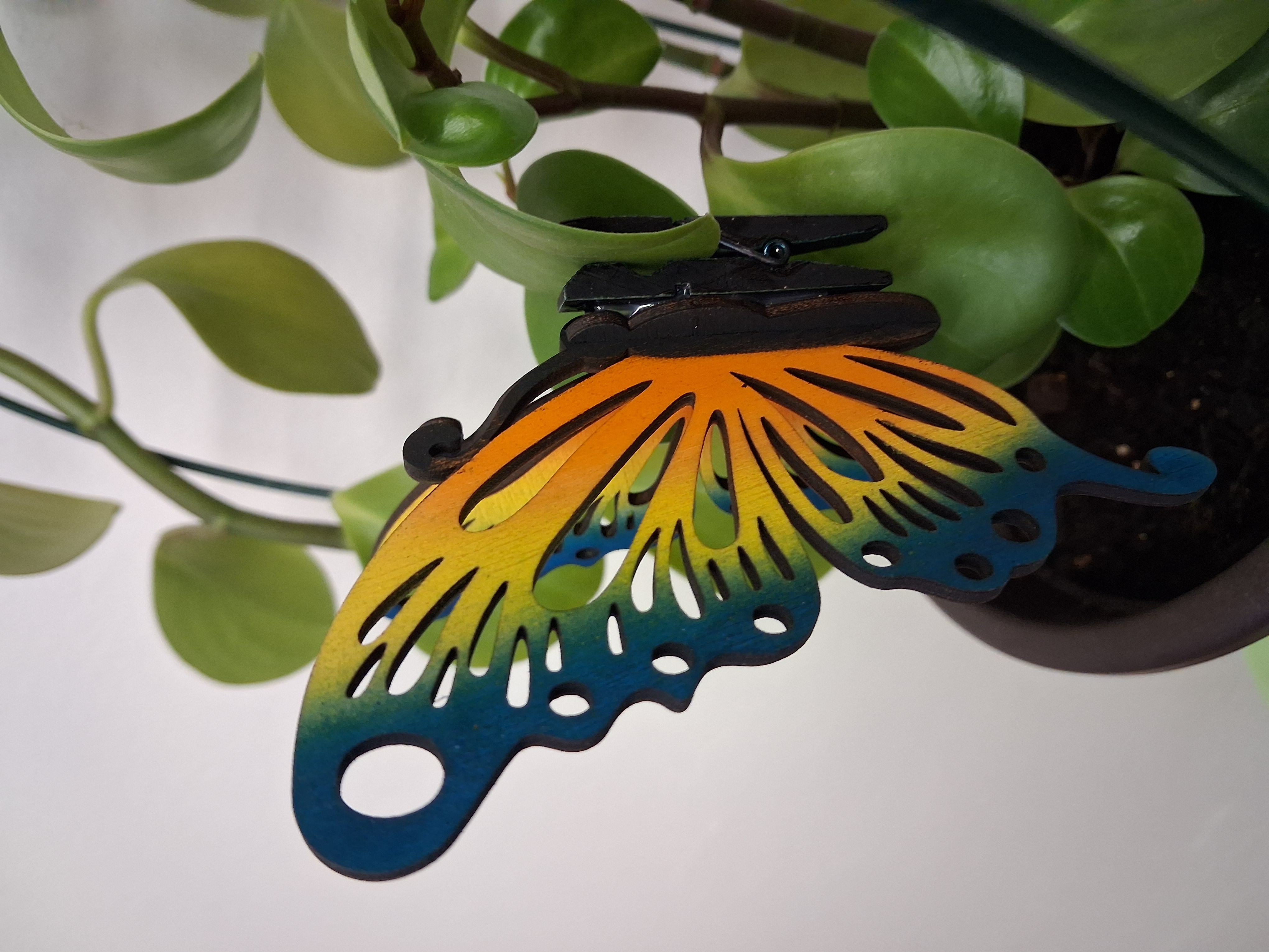 Designový dřevěný motýl Airbrush – Barevná symfonie - modrá - varianta 1