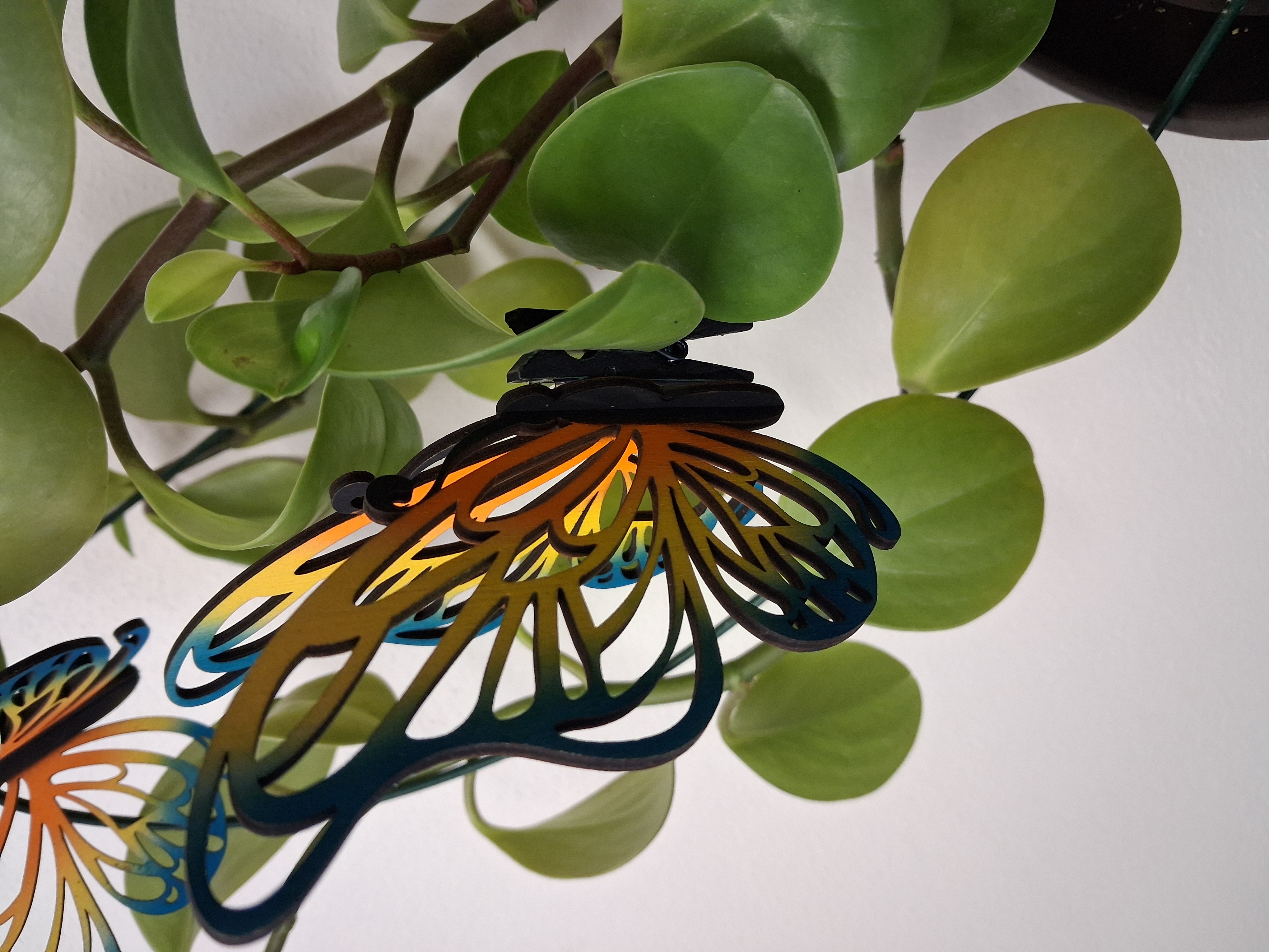 Designový dřevěný motýl Airbrush – Barevná symfonie - modrá -varianta 4