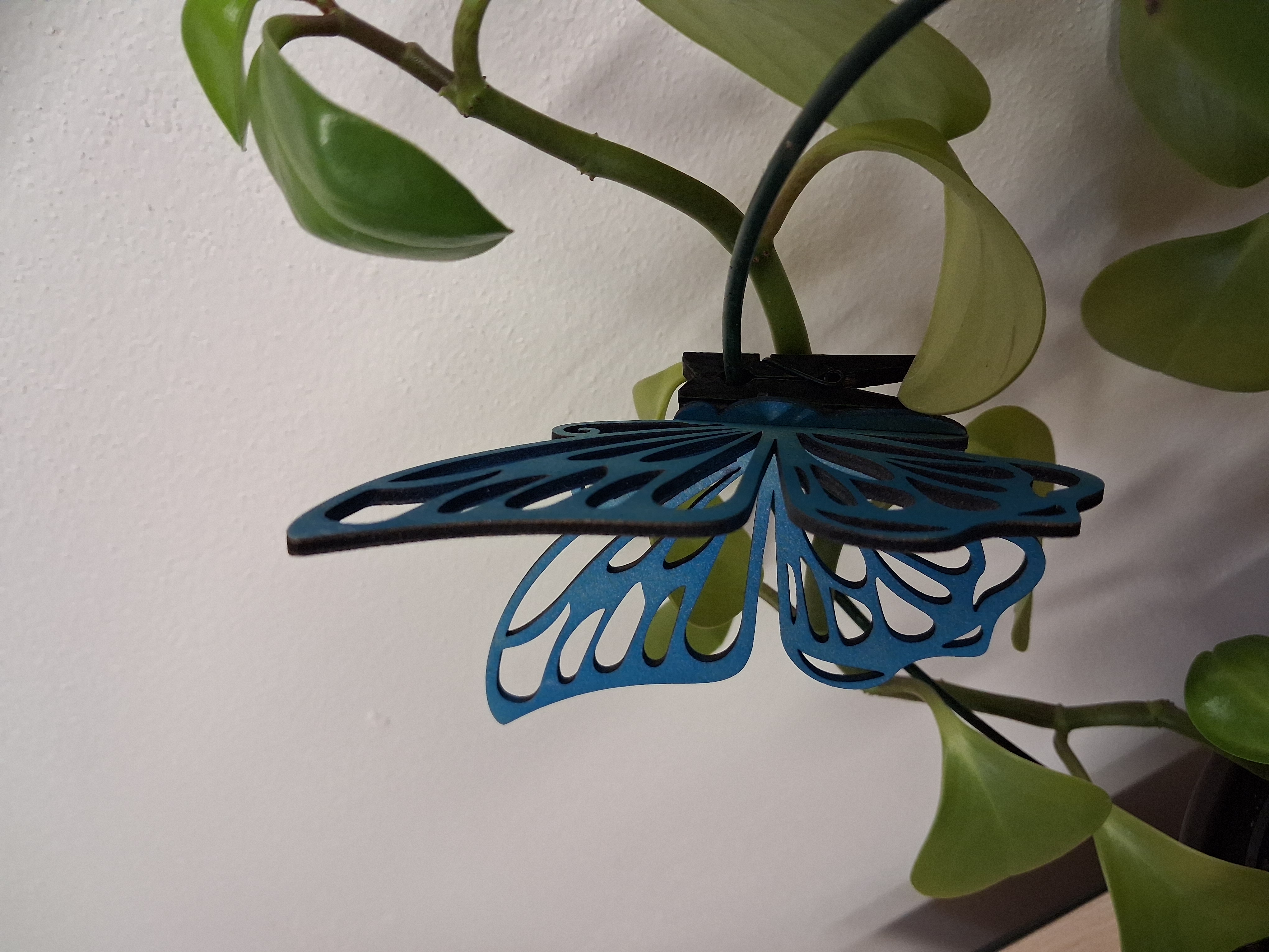 🦋 Metalický modrý dřevěný motýl s kolíčkem varianta 2