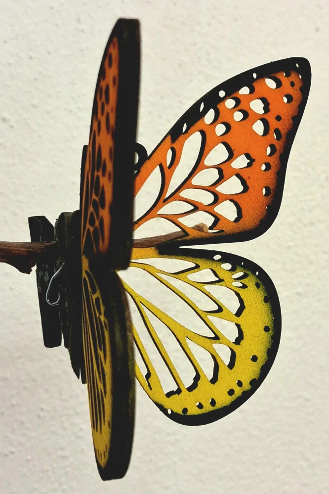 Designový dřevěný motýl Airbrush - MINI černý lem žlutá/oranžová - varianta 6