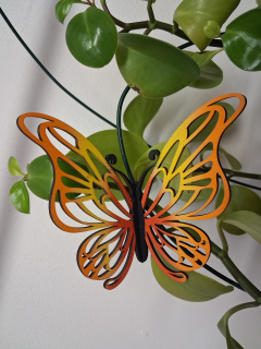 Designový dřevěný motýl Airbrush – Barevná symfonie - červená - varianta 4