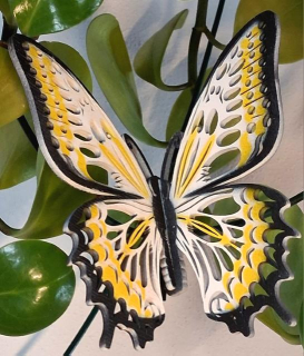 Designový dřevěný motýl Airbrush černý lem bílo-žlutý varianta 5