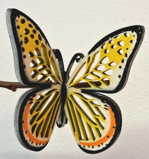 Designový dřevěný motýl Airbrush - MINI černý lem bílo-žlutá - varianta 6