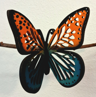 Designový dřevěný motýl Airbrush - MINI černý lem modrá/oranžová - varianta 6