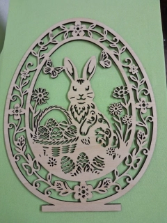 Velká vyřezávaná kraslice – Zajíc s košíkem v jarní zahradě