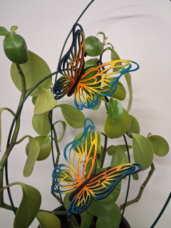 Designový dřevěný motýl Airbrush – Barevná symfonie - modrá -varianta 4